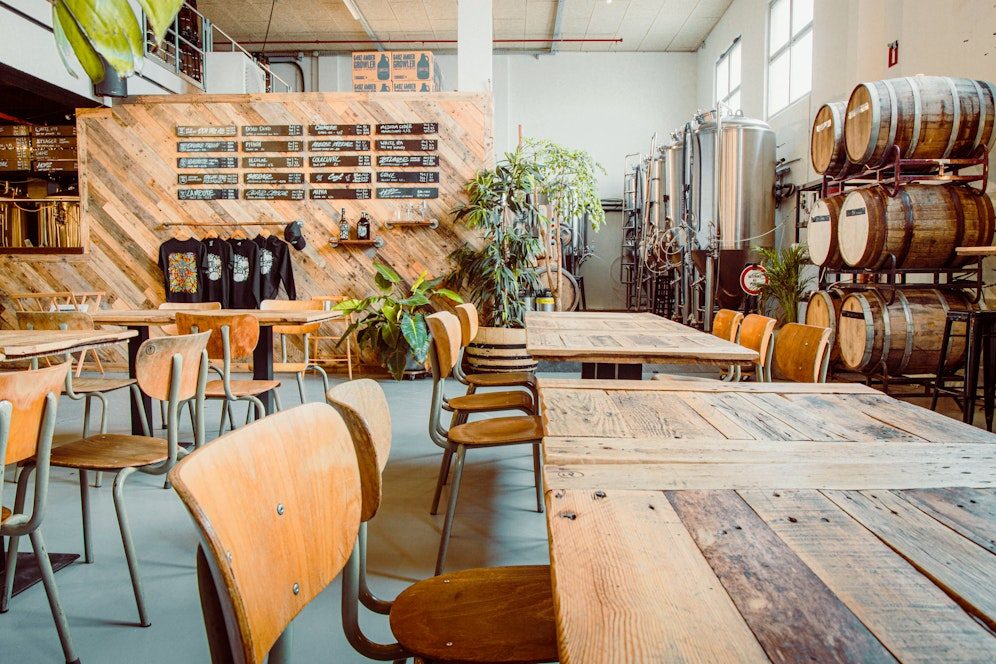 Espace bar et tables du Be-Here — Eat & Meet